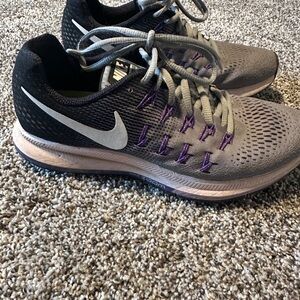Nike Women's Black and Gray Athletic Shoes